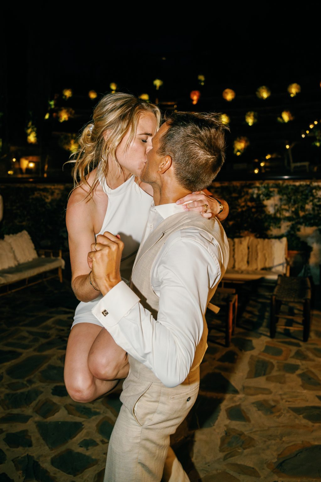 Couple kissing on the dance floor, Casa de la Era wedding in Marbella