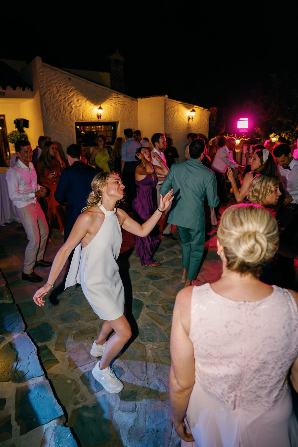 Guests dancing to the band, Casa de la Era wedding in Marbella