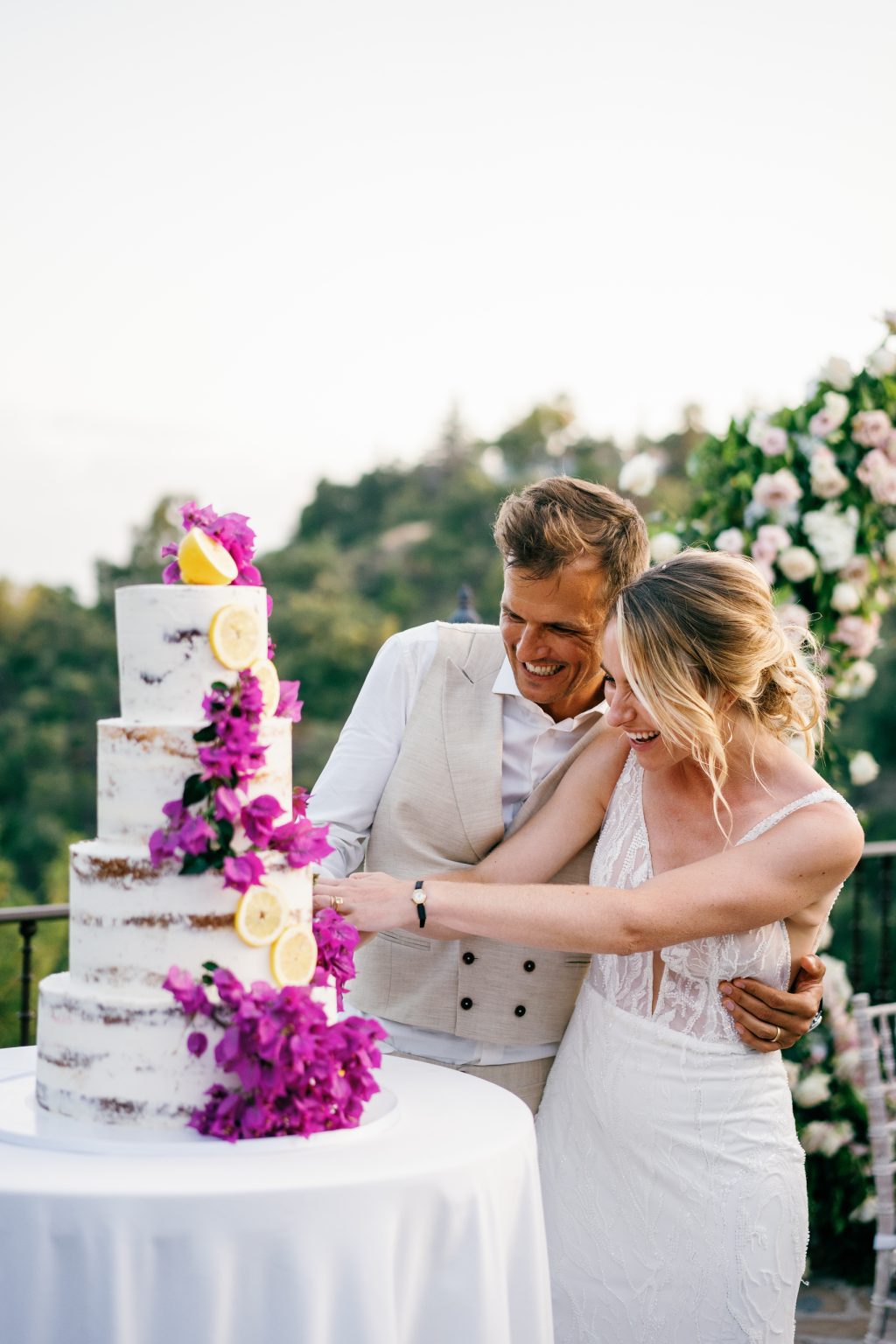 Cutting the wedding cake, Casa de la Era wedding in Marbella