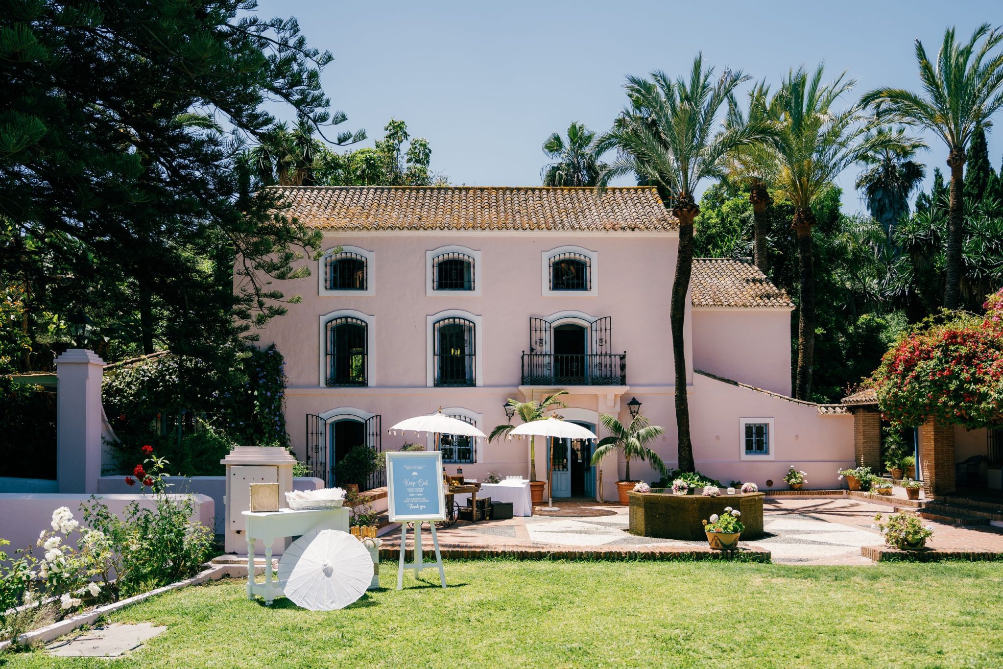 The pink mill house among the palm trees, Molino del Duque wedding in Manilva