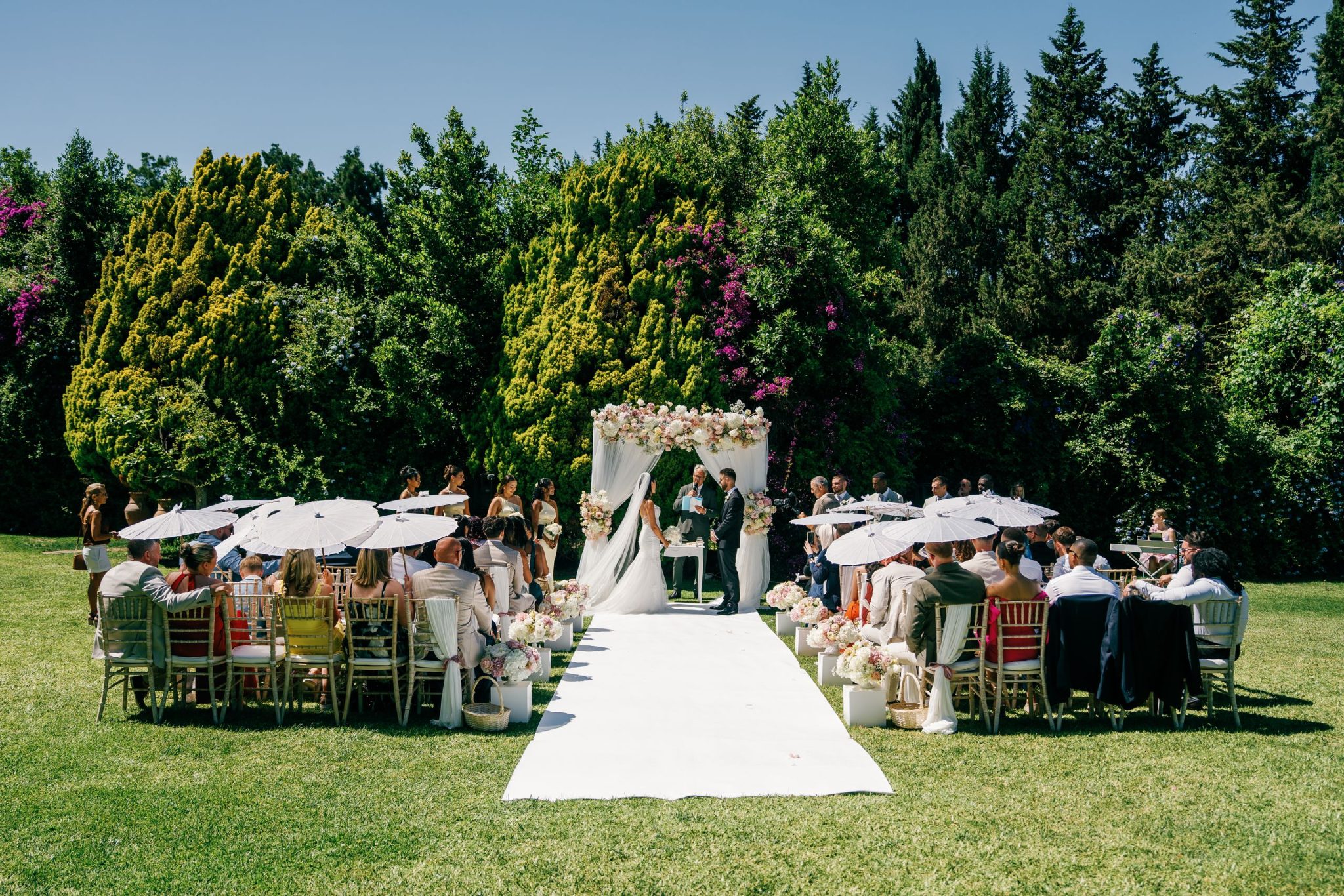 Ceremony on the lawn among the trees, Molino del Duque wedding in Manilva